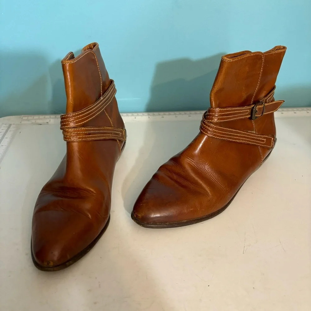 Joan & David women’s sienna coloured leather ankle bootie in size 6.5